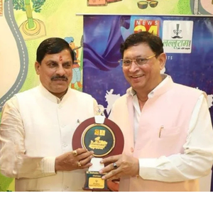 Chairman Suresh Singh Bhadoria receiving Visionary of MP honors