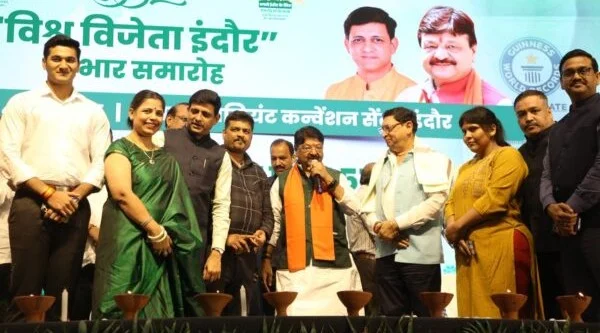 Cabinet Minister Kailash Vijayvargiya presenting token to Chairman