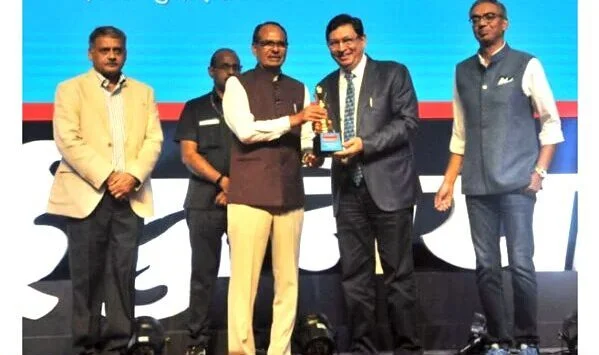 Spiritual leader presenting national token to Chairman Suresh Bhadoria